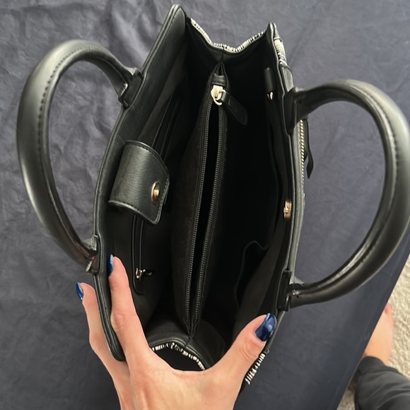 COPY - Guess Purse - excellent condition - black and white - Picture 2 of 9